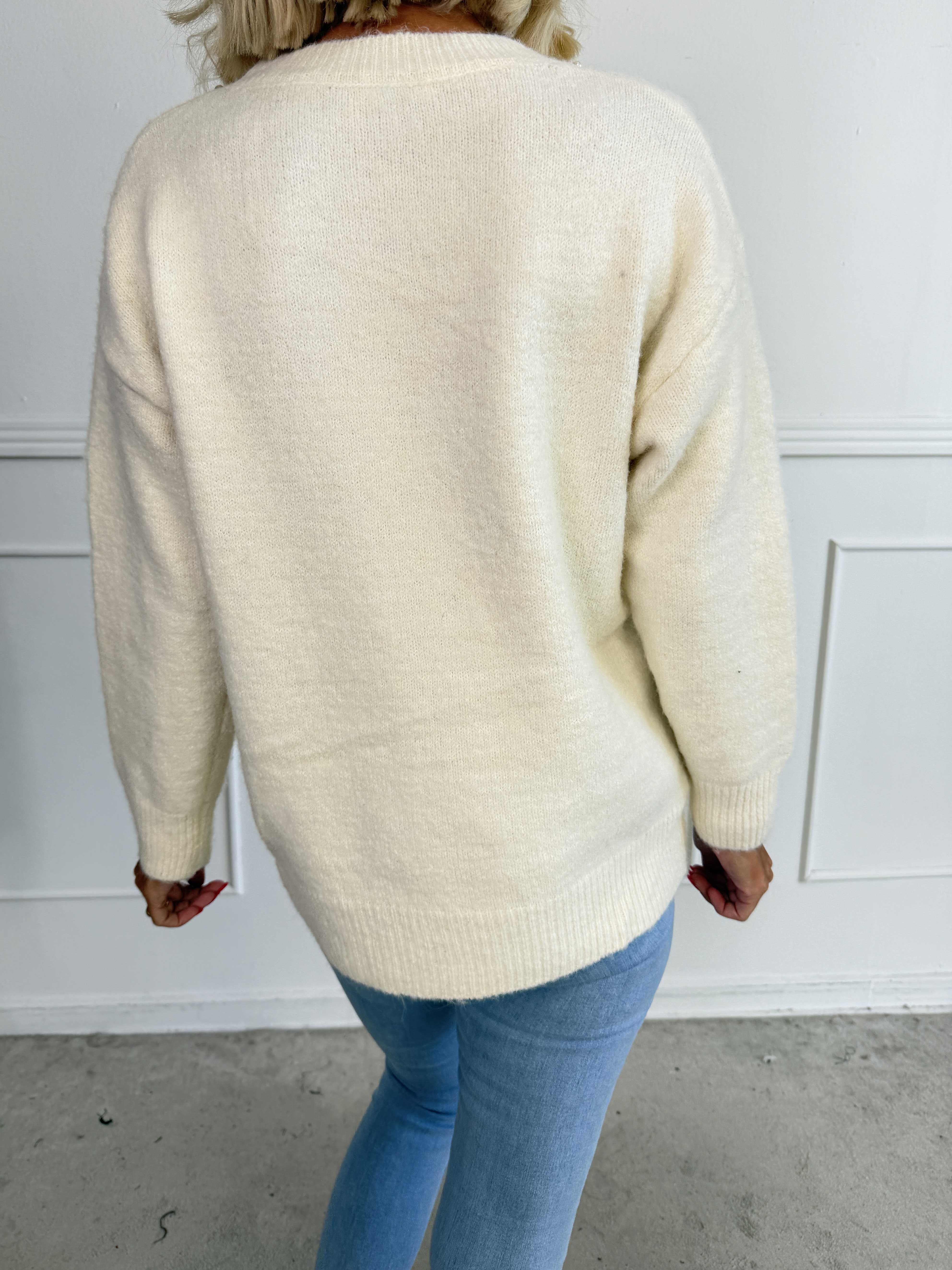 Ondine - Blød og elegant strikbluse med fine hvide perler og lille slids